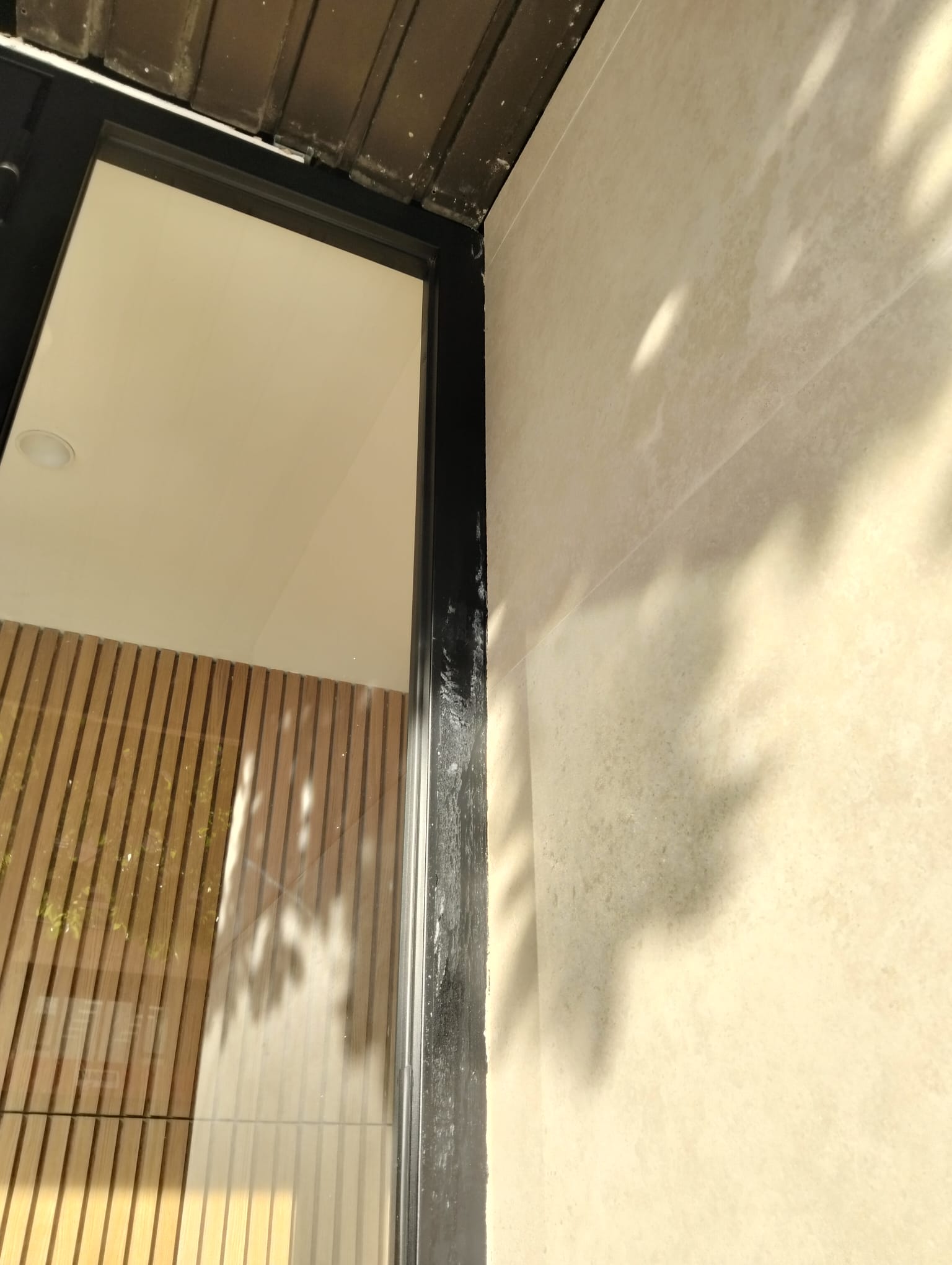 Portal rehabilitado con azulejería valenciana