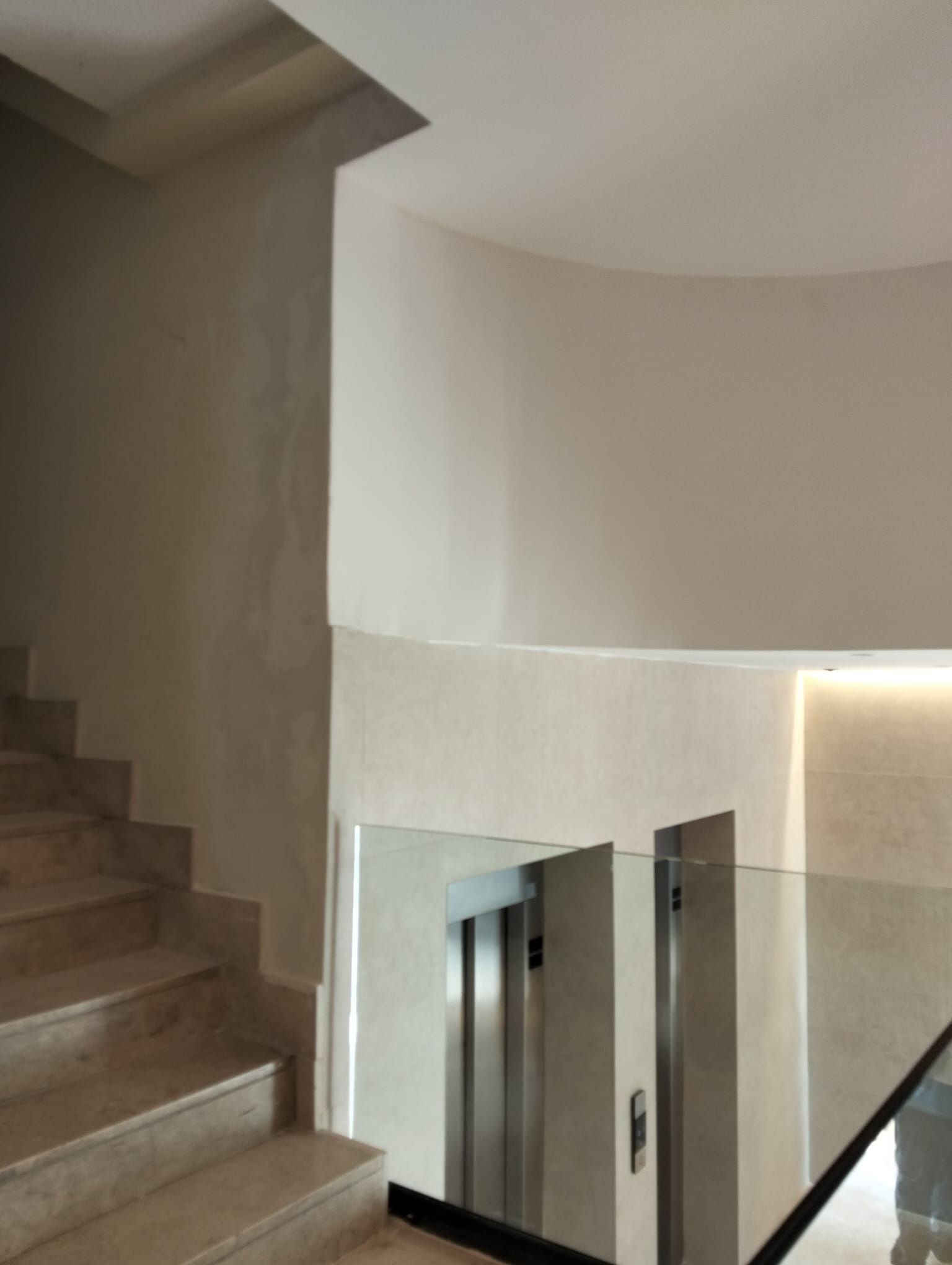 Rehabilitación de zaguán moderno en Valencia