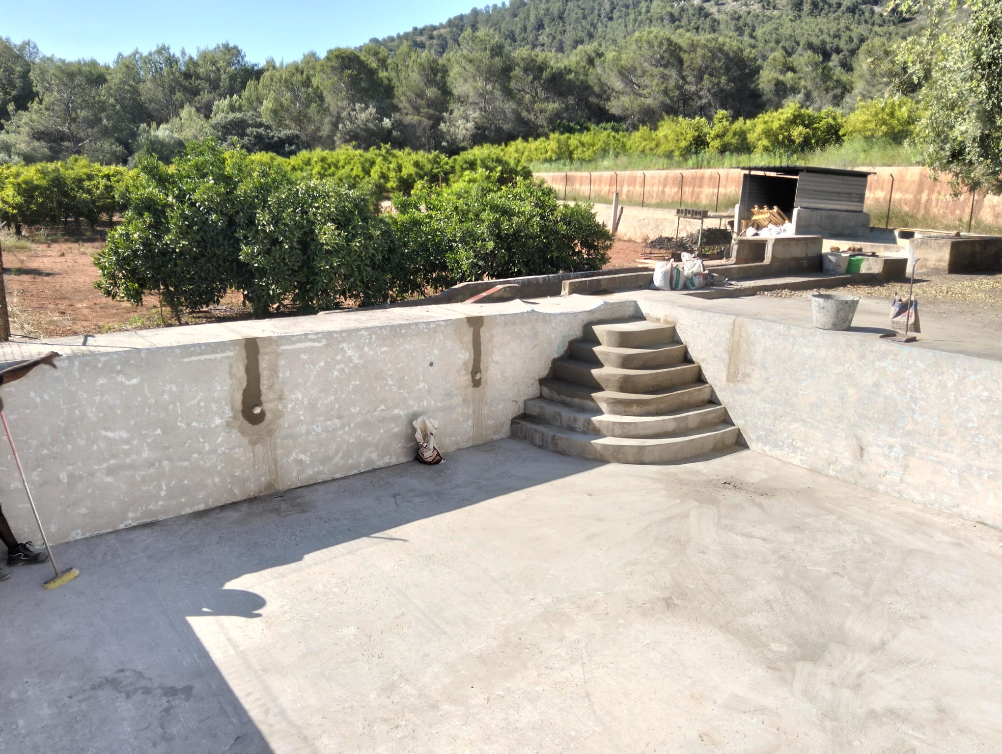Piscina de obra con mosaico en Valencia